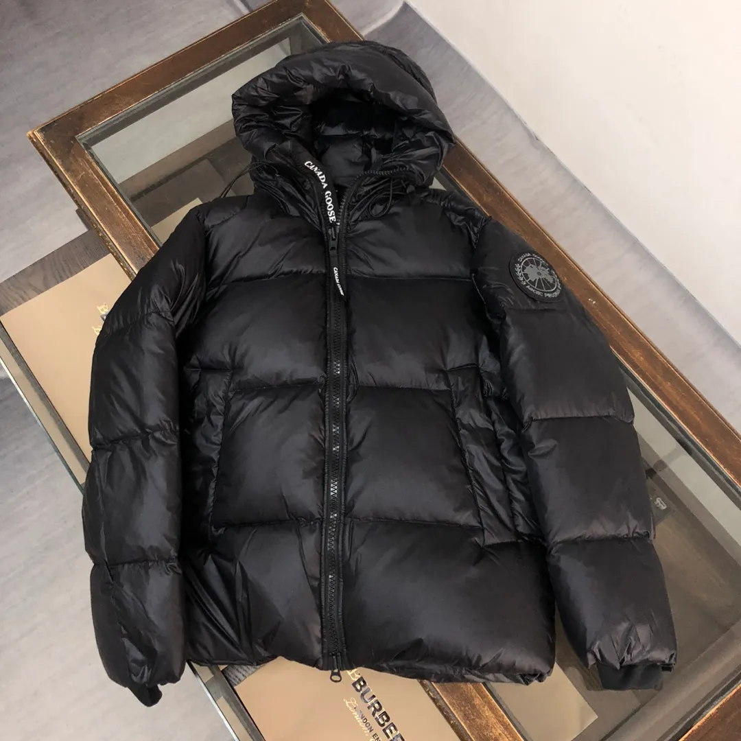 P880 Canada Goose/Canada Goose 2023 limited new Crofton bread down jacket for men and women] Exclusive design concept on the entire network: Canadian brand Canada Goose has always been recognized as the warmest down jacket, and various IS celebrities, Internet celebrities, and celebrities often wear it for street photos. I make Canada Goose every year, but I still can’t get rid of my love for the big geese. No matter how cold the days are, there is no need to be afraid, because there are big geese! Filled with 90% white duck down, Canada Goose is the legendary warmest down jacket and is known as a must-have for Arctic outdoor sports! The most popular down jacket in the world, celebrities are rushing to buy it, it is a must-have! Fabric + Features: ✅ Made of Japanese thermal fabric, with good thermal insulation performance, waterproof and windproof. Wear a hat when going out in the rainy season to keep warm and keep out the rain. ✅ It is filled with 90% international white duck down. The filling amount is much more than any other clothes on the market. Only in this way can it be full and the touch will be very soft. ✅ The original custom-made fabric is made of recycled Feather-Light tear-resistant fabric, which is ultra-light and has no weight-bearing feeling on the upper body and ensures the feel and bulkiness. The interior is made of nylon ylon double-layer sealing design, which will not cause any velvet leakage. The cold-proof effect is as high as level 4. ✅ The zipper is customized from Yoshida YKK factory, with clear engraving and perfect smooth texture. ✅Stand-collar hooded drawstring design achieves double warmth retention effect. ✅The inner ➕ has a waistband design and the waistband has logo embroidery to fit the body better and provide double windproof effect. ✅All accessories are 1:1 original factory. ✅ Imported Behringer embroidery machine to customize the 10,000-needle embroidery logo, 100% restored to the original product. ✅ Collar label, washed label, hang tag, zipper cord, pocket label, back label, collar velvet, Velcro fasteners, all details of the cuffs are authentic, and the hang tags and anti-counterfeiting labels are complete ✅ The cuffs are made of thickened seamless threads, which are warm and comfortable. Craftsmanship: Crofton loaf, the latest style in 2023, with cold protection effect up to level 4, made of recycled Feather-Light tear-resistant fabric, ultra-light, and no weight-bearing feeling on the upper body! The unique black label highlights your temperament‼ ️Color: black silver gray Size: S～XXL